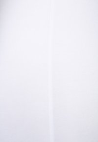 Witte katoenstof met een gladde textuur, met een lichte glans en een verticale middennaad die door het materiaal loopt.