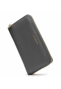 Cartera de cuero gris con una superficie texturizada, que cuenta con un cierre de cremallera dorado y un logotipo en relieve en la parte frontal. Forma rectangular con un perfil delgado.