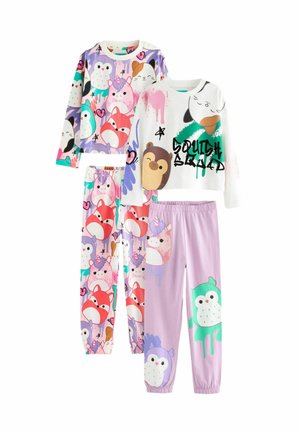 Tre set di pigiami per bambini con stampe di animali dei cartoni animati. I materiali sono cotone morbido; i colori includono tonalità pastello e accenti brillanti.