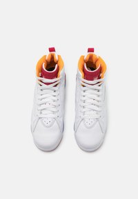 Jordan JUMPMAN MVP - Basketballsko - white/cardinal red/vivid orange/black