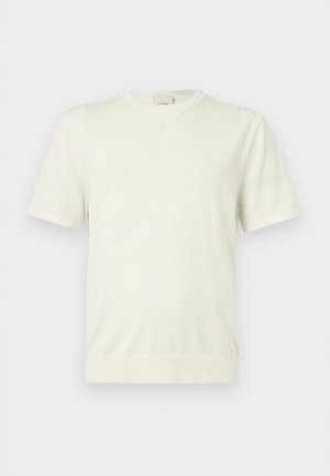 Paprastas baltas trumpomis rankovėmis marškinėlis su apvalia kaklo iškirpte, su ribinėta apačia ir rankogaliais, pateiktas neutraliame šviesiai pilkame fone.