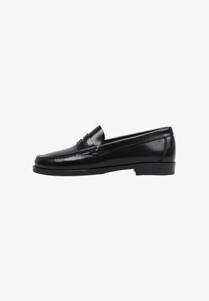 Mocasines de cuero negro con acabado liso, puntera redonda y detalles de costura minimalistas. Presentan una pequeña banda frontal elevada y tacón plano.