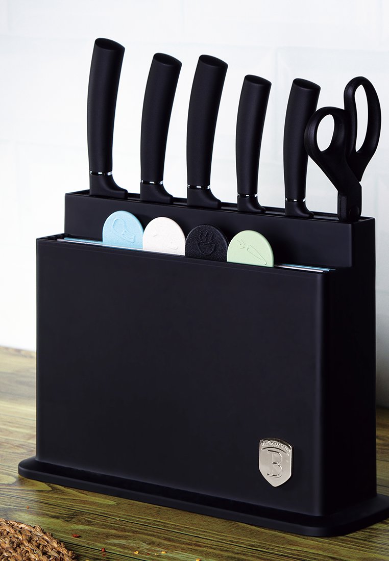 Czarny blok na noże z pięcioma nożami z czarnymi rękojeściami i nożyczkami. Posiada kolorowe, okrągłe pokrętła: niebieskie, białe, czarne i zielone. Smukły, nowoczesny design.