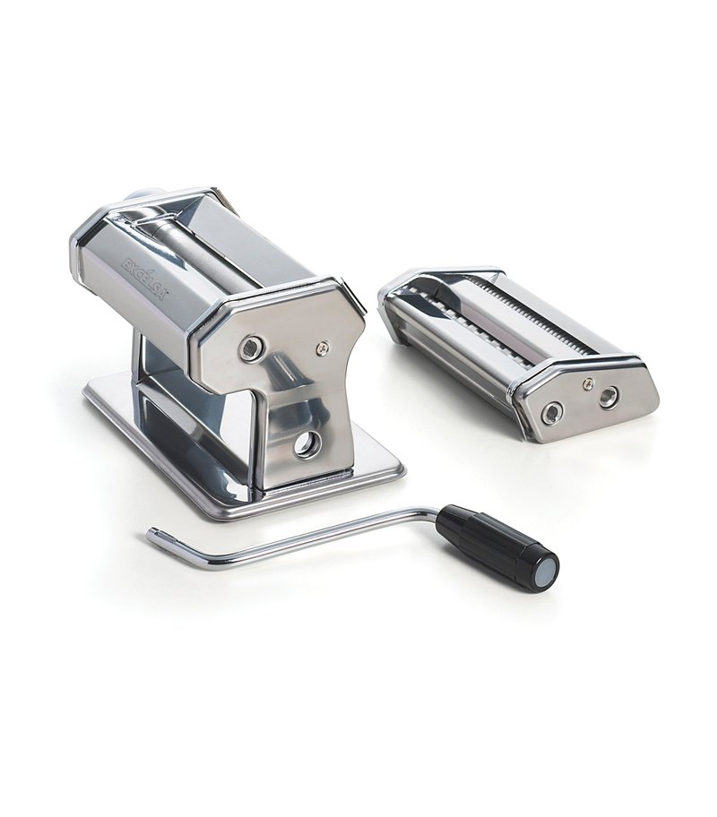 RVS pastamaker met verstelbare rollers, verwijderbare snijbeugel en een zwarte, ergonomische handgreep. Compact ontwerp voor eenvoudige opslag.