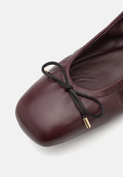 Stuart Weitzman BARDOT BOW FLAT - Balerina cipők - cabernet