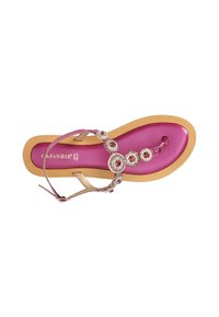 Sandal in pelle rosa con una soletta imbottita, accenti circolari decorativi e cinturini metallici. La suola è di un marrone chiaro con una texture liscia.
