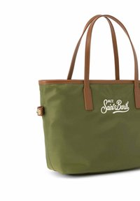 Bolso tote verde oliva con asas y ribetes de cuero marrón claro, con el logo bordado en blanco "MC2 Saint Barth" en el frente.