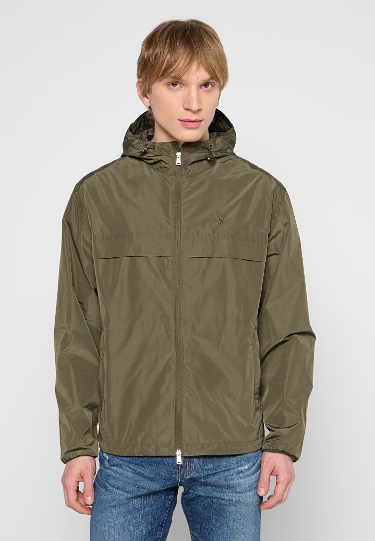 Olivegrüne, leichte Jacke mit einem Reißverschluss, verstellbarem Kapuze und einem Brustpaneel-Detail. Hergestellt aus glattem, wasserabweisendem Material.