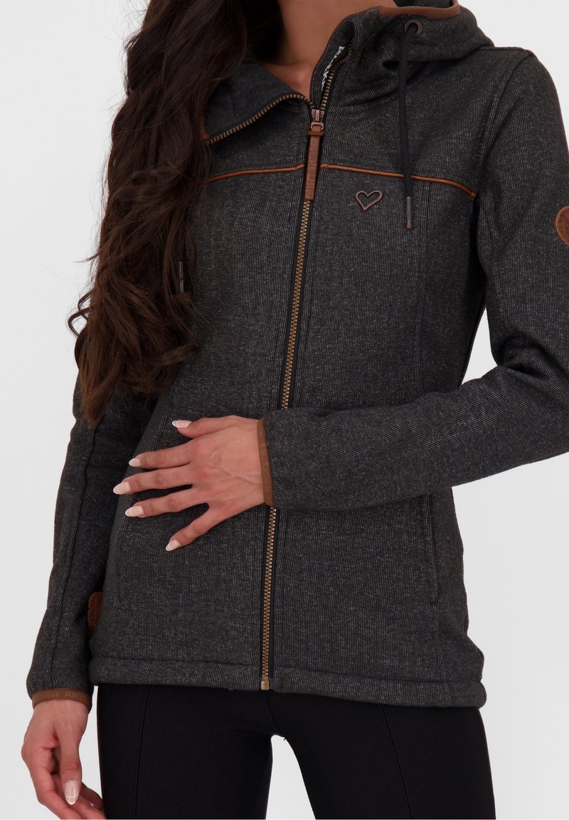 Tmavě šedá zipová mikina vyrobená z texturované tkaniny, s hnědými akcenty, kapucí a vyšitým logem srdce na hrudi.