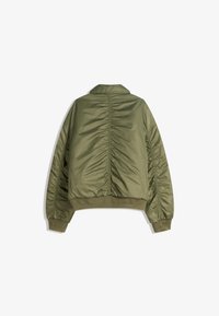 Giacca bomber verde oliva con colletto alto, polsini elasticizzati e dettagli arricciati sul retro. Tessuto liscio con una vestibilità comoda.