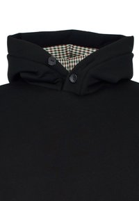 Felpa nera con cappuccio, dotata di chiusura a due bottoni e interno del colletto in plaid. Realizzata in un morbido tessuto testurizzato, presenta un design minimalista.