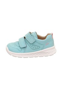 Blauer Kinder-Athletic-Schuh mit zwei Klettverschlüssen, glattem Synthetik-Obermaterial, weißer strukturiertem Sohle und pinkem Akzent an der Ferse.