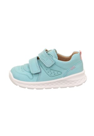 Blauer Kinder-Athletic-Schuh mit zwei Klettverschlüssen, glattem Synthetik-Obermaterial, weißer strukturiertem Sohle und pinkem Akzent an der Ferse.