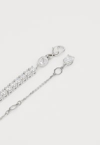 Silberarmband mit mehreren klaren, runden Kristallen in einem verbundenen Design, mit einem Karabinerverschluss und geometrischen Akzenten.