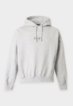 Sweatshirt com capuz cinza claro com cordões, pequeno texto gráfico centrado, punhos e cintura canelados sobre fundo liso.