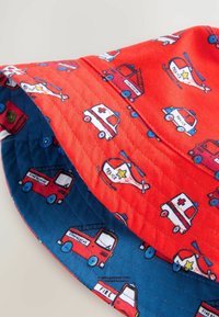 Sombrero cubo rojo con patrones detallados de vehículos de emergencia como camiones de bomberos y ambulancias, con un forro interior azul.