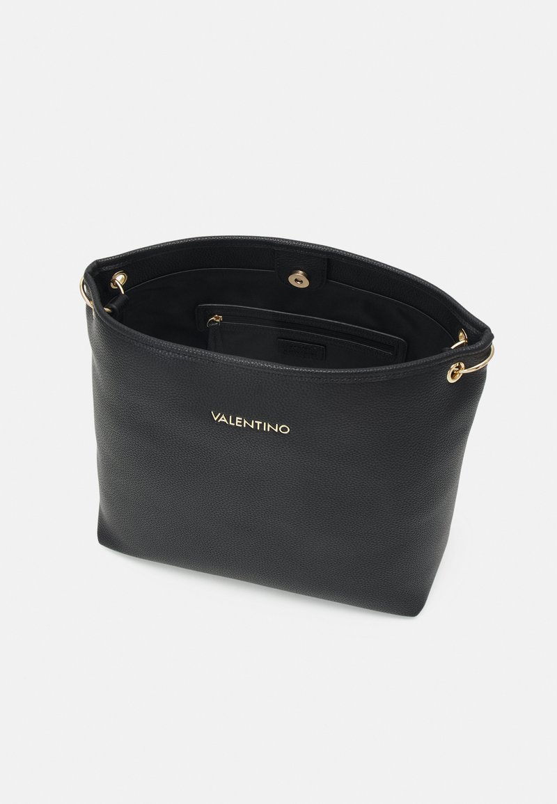 Schwarze Leder-Umhängetasche mit strukturierter Oberfläche, goldenen Hardware-Details und einem großzügigen Innenraum mit Fächern zur Organisation.