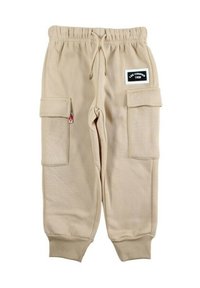 Joggers beiges avec taille élastique, deux grandes poches latérales, poignets côtelés et une étiquette noire avec l'inscription "LEE COOPER 1908." Texture lisse.