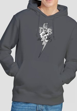 Mann trägt dunkelgrauen Hoodie mit schwarz-weißem Motiv von Elvis Presley, der über einem Blitz Gitarre spielt, und dem Schriftzug "TCB".
