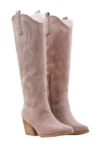 Une paire de bottes de cowboy en suede, hauteur genou, de couleur rose poussiéreux, avec de petits talons en bois et des surpiqûres décoratives discrètes sur la tige.