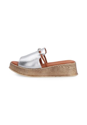 Stříbrná kožená pantofle s otevřenou špičkou, hnědou polstrovanou stélkou, elastickými pásky a strukturovanou dřevěnou platformní podrážkou.