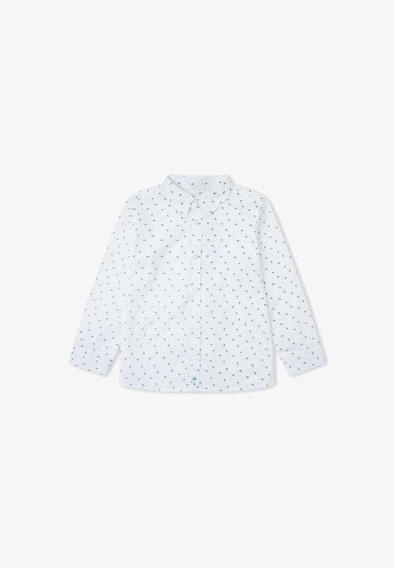 Camisa blanca de manga larga con botones, estampada con pequeños árboles de palma verdes, cuello puntiagudo y cierre frontal con botones.