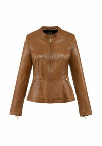 Brązowa skórzana kurtka o eleganckim designie, z zamkiem błyskawicznym i bocznymi kieszeniami. Posiada okrągły dekolt i teksturowane wykończenie. Widoczne złote akcenty.