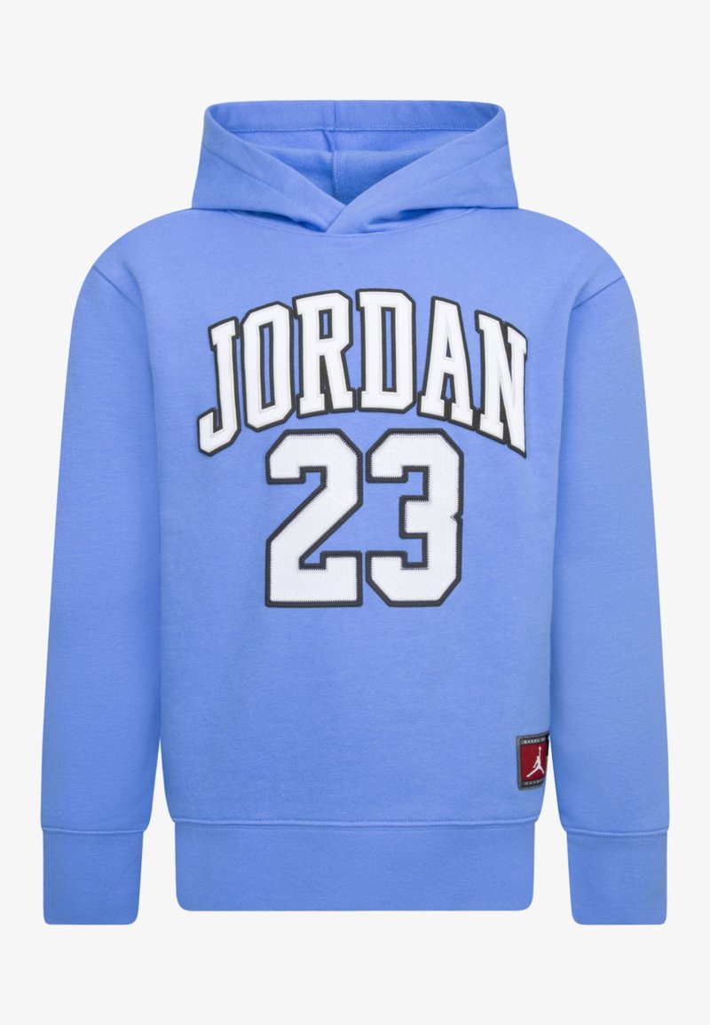 Sweat à capuche bleu clair avec texte "JORDAN 23" en blanc et noir contour, et un petit patch logo Jumpman rouge près de l'ourlet.
