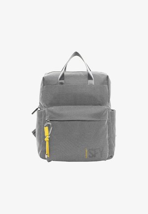 Szara torebka o teksturowanej fakturze, kwadratowym kształcie, z podwójnymi uchwytami u góry, żółtym breloczkiem i zapinaną na zamek kieszenią z przodu. Odpowiednia do codziennego użytku.