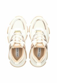 Sneakers atletici bianchi e beige chiaro con tessuto testurizzato, dettagli metallici, forma arrotondata, collo imbottito e etichetta con il marchio sulla linguetta.