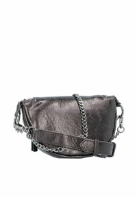 Borsa a tracolla grigia metallica realizzata in materiale testurizzato. Caratterizzata da una tracolla a catena, chiusura con zip e silhouette angolare.