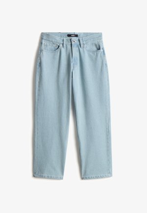 Jasnoniebieskie jeansy dżinsowe o luźnym kroju, z zapięciem na guziki, szlufkami na pasek oraz dwoma przednimi kieszeniami. Klasyczny design z pięcioma kieszeniami.