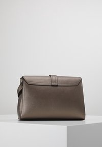 Borsa in pelle grigio metallizzato con design strutturato, forma rettangolare, chiusura a patta e dettagli di cuciture sottili. Manico regolabile.