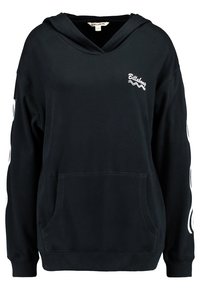 Sudadera con capucha negra hecha de algodón, con un bolsillo frontal y un logo blanco en el pecho. Mangas largas con acentos en blanco.