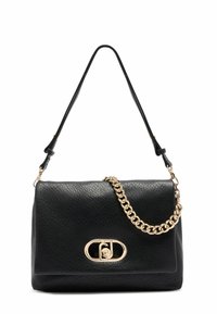 Schwarze Ledertasche mit einer strukturierten Oberfläche, ausgestattet mit einem goldenen Kettenhenkel und einem ovalen Verschluss aus goldfarbenem Metall.