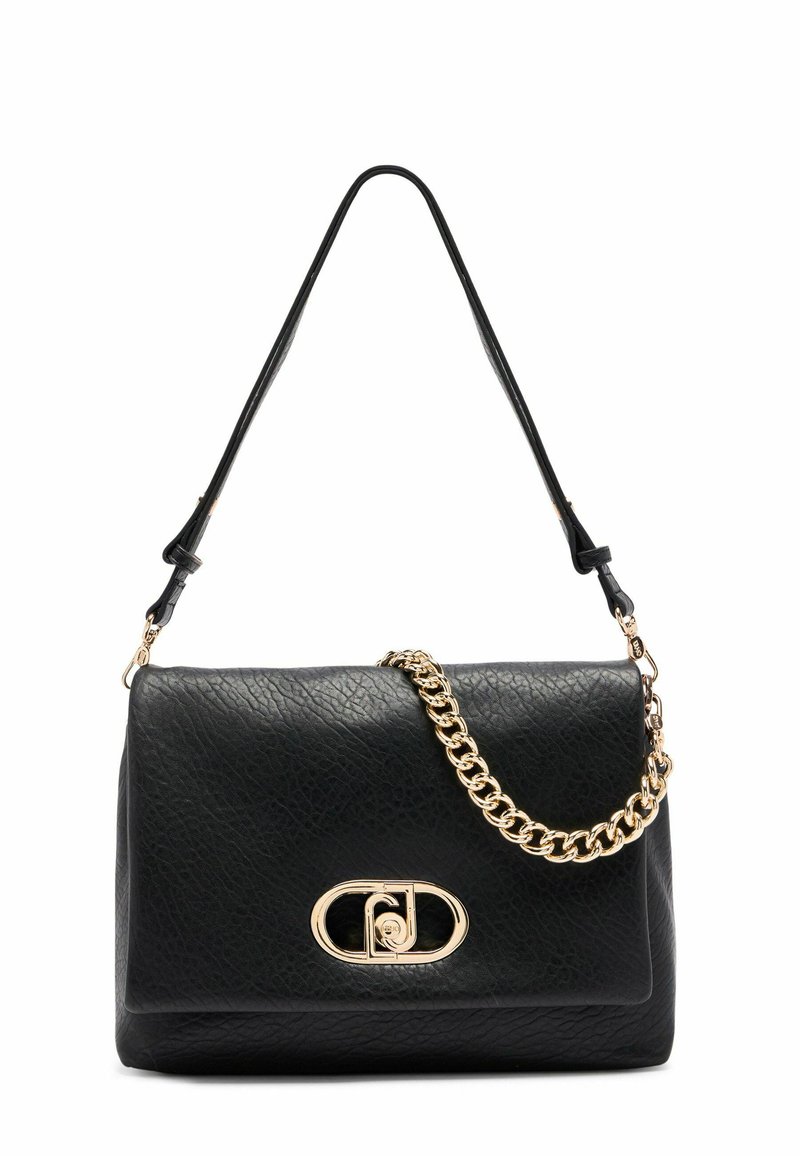 Schwarze Ledertasche mit einer strukturierten Oberfläche, ausgestattet mit einem goldenen Kettenhenkel und einem ovalen Verschluss aus goldfarbenem Metall.