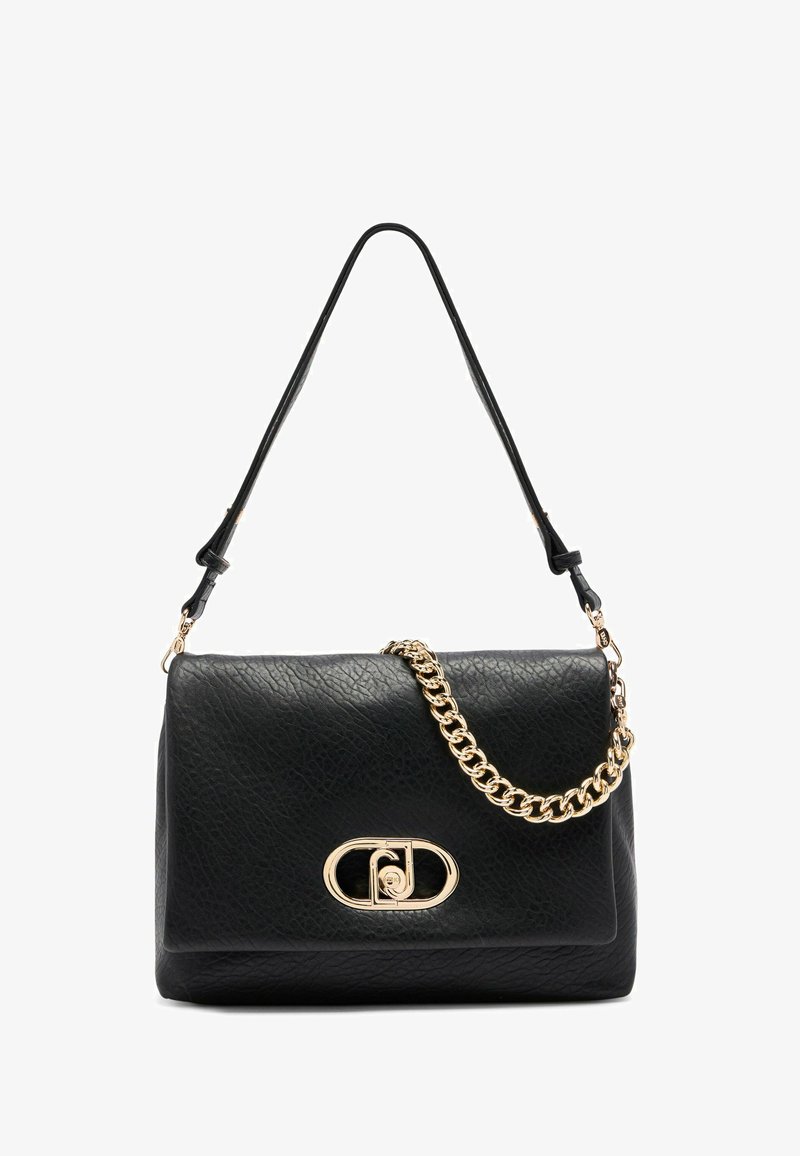 Borsa in pelle nera con finitura testurizzata, dotata di una tracolla in catena dorata e di una chiusura in metallo dorato a forma ovale.