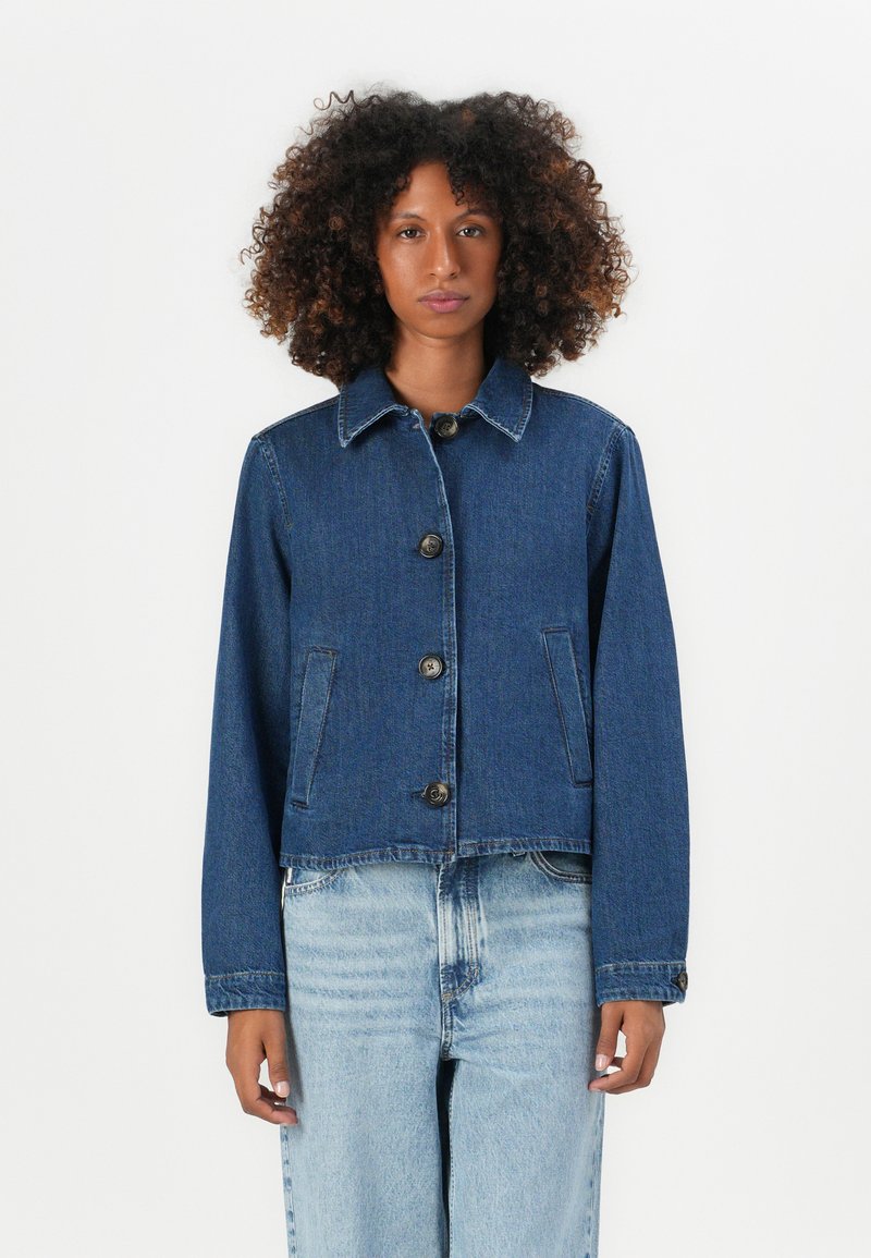 Temno moder denim jakna s ovratnikom, petimi sprednjimi gumbi, dvema stranskima žepoma in skrajšanim dizajnom. Ima gladko teksturo in sproščen kroj.
