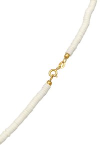 Hvid perlekæde med runde, teksturerede perler og en guld lobster clasps lukning, der har små metalliske accenter og en glat overflade.