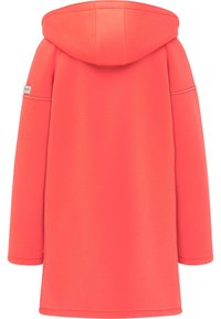 Sudadera con capucha en color coral brillante, con una textura de tela suave, corte holgado y puños acanalados. Detalles reflectantes en los hombros.