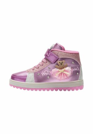 Sneaker alte con un mix di materiali rosa chiaro, viola e argento. Include una grafica di un orsetto in tutù e accenti scintillanti.