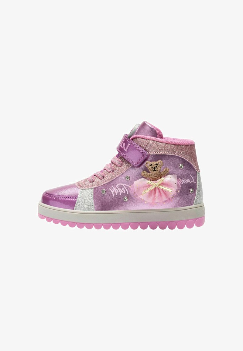 Sneaker alte con un mix di materiali rosa chiaro, viola e argento. Include una grafica di un orsetto in tutù e accenti scintillanti.