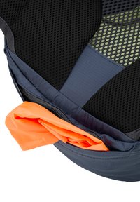 Sac à dos avec rembourrage en maille noire et compartiment partiellement dézippé révélant une housse de pluie orange vif pliée.