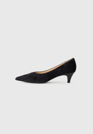 Scarpa con tacco alto in suede nero, con punta affusolata e un tacchetto a cono modesto. L'interno presenta una fodera liscia color tabacco. Design semplice senza decorazioni.
