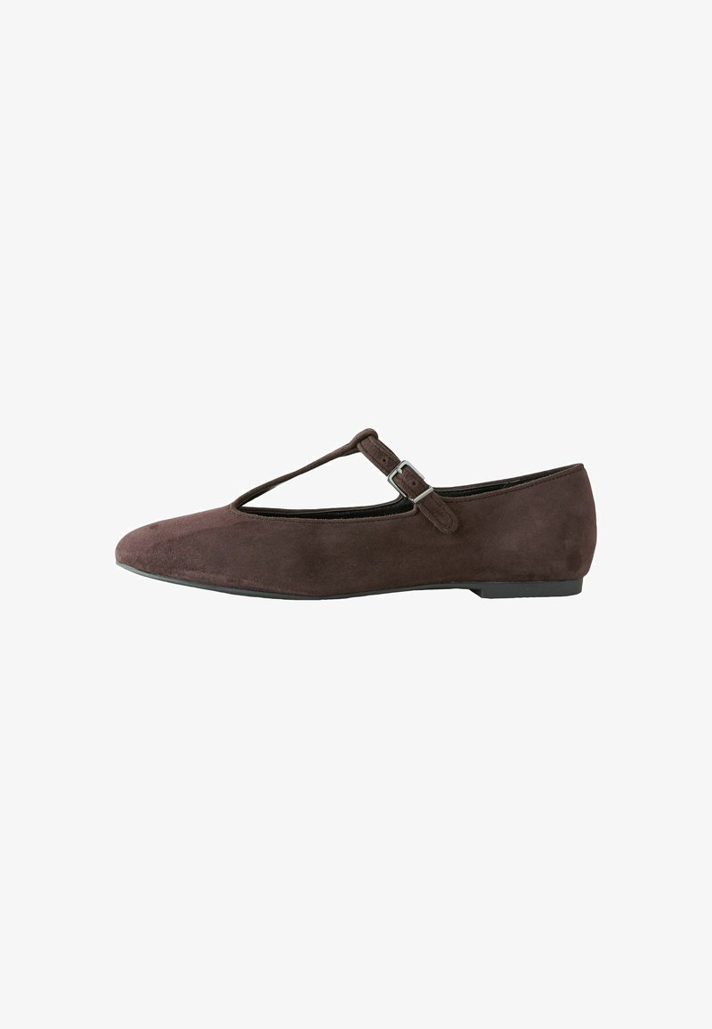 Chaussure plate en daim marron foncé avec bride en T et boucle argentée, bout arrondi et petit talon.