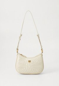 Mala branca em pele com forma curva, padrão decorativo perfurado, detalhes metálicos dourados e uma alça ajustável.