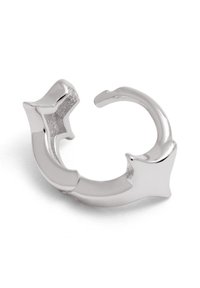 Pendiente de aro de plata con un diseño escultórico que presenta bordes angulares y un acabado pulido. Su forma abierta permite una fácil colocación.