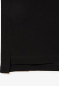 Tissu noir tissé avec une surface texturée. Présente un bord droit et des coutures visibles à l'ourlet. Idéal pour une tenue décontractée ou en superposition.