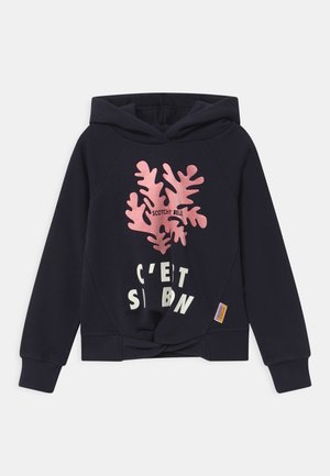 Marineblå hoodie lavet af blødt stof, med et design i pink koralfarve og hvid tekst. Inkluderer en hætte med snørebånd og et snoet kantdetalje.