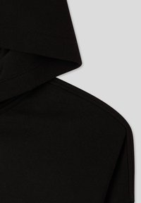 Felpa nera con colletto alto e cappuccio, realizzata in un tessuto morbido con una texture liscia e dettagli di cucitura a contratto.